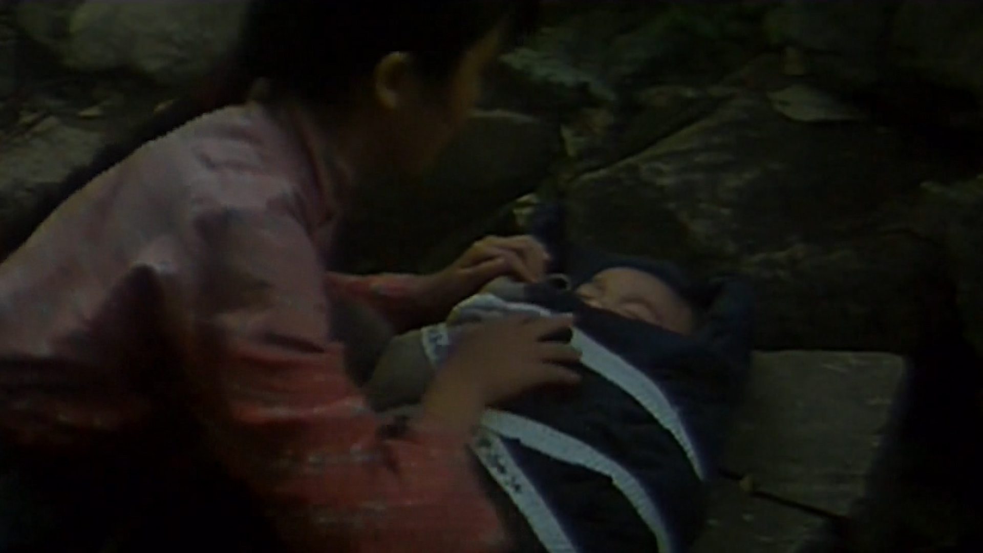 中国大妈捡到日本弃婴,顶着全村压力,把他当亲孙子养,催泪战争片