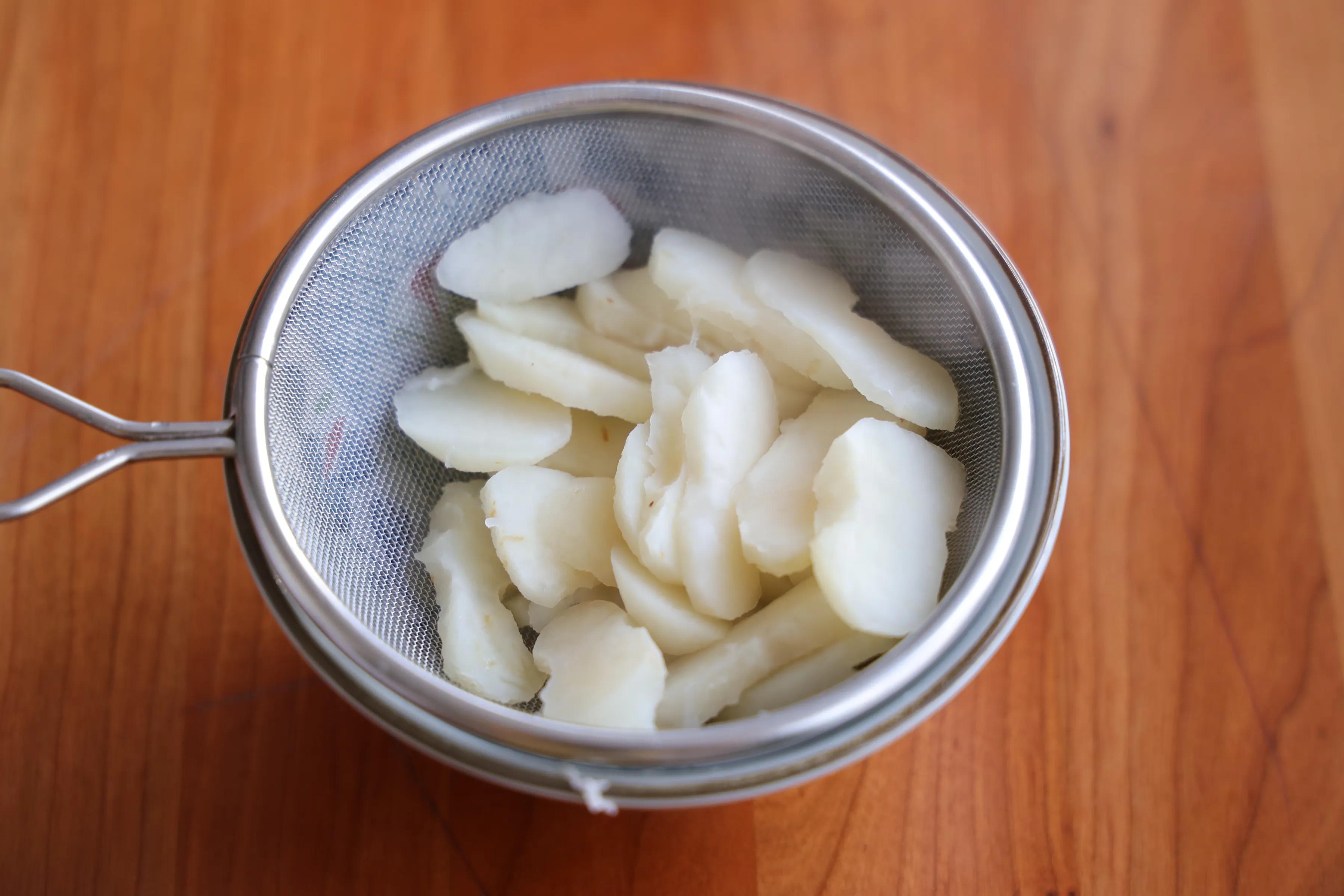 特别适合家宴上的一道甜品，Q弹有嚼劲，不甜不腻，解馋又解腻