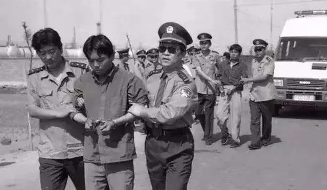 1986年，全国大批军警围捕“三张兄弟”，他们是谁？犯了什么罪？