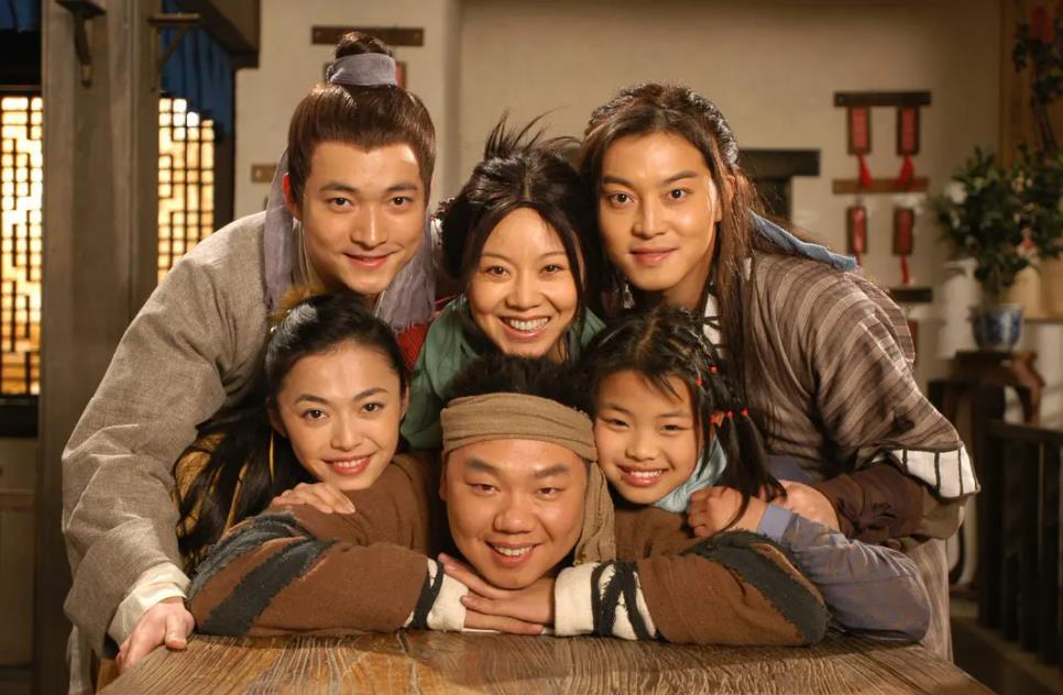 《破事精英》首播质量高，4位配角过分优秀，李佳航也被抢了风头