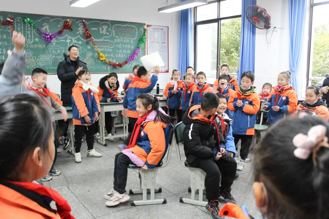 永安小学开展“爱成都·迎大运，永小娃庆元旦”活动