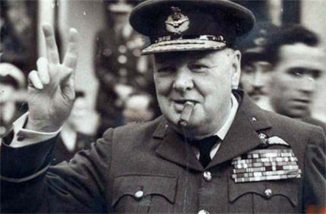 这个东北女孩，在英国上演逆袭童话，查尔斯王子曾找她定制礼服