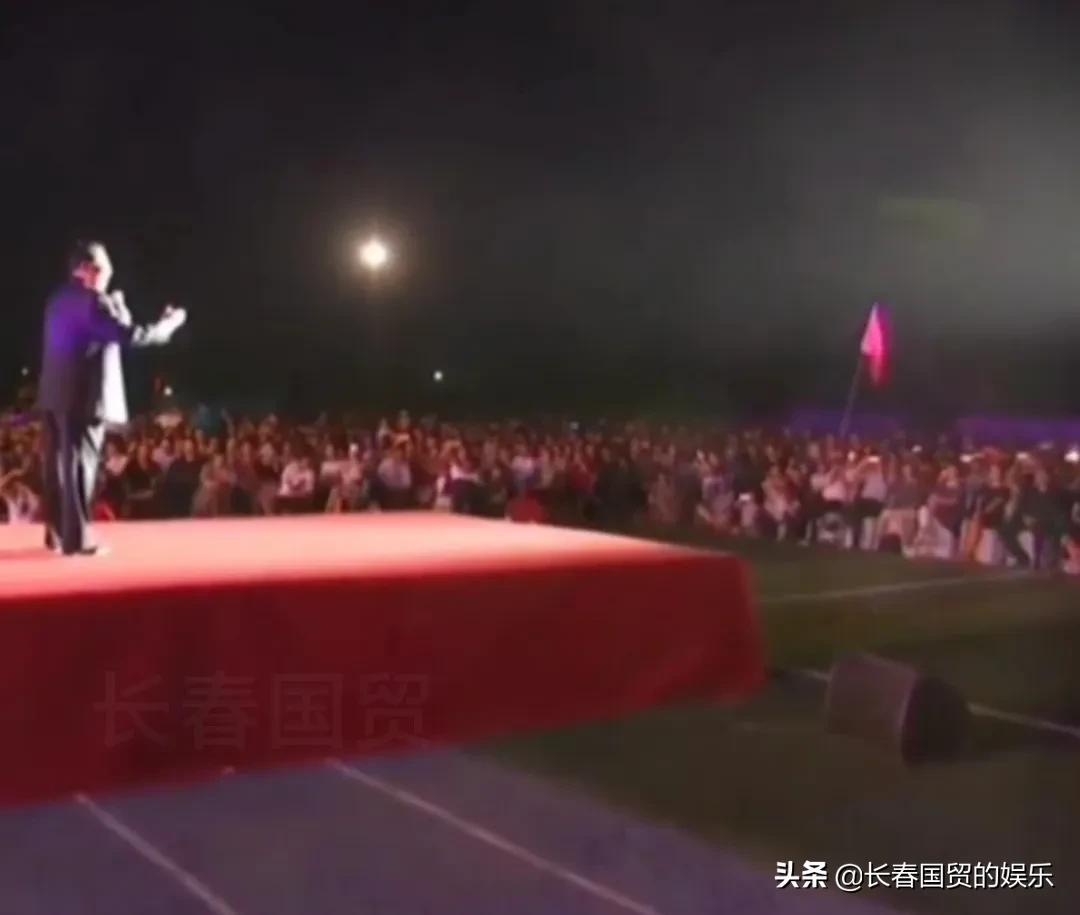 著名歌唱家李双江近照曝光，82岁仍然坚持演出，面色红润老当益壮