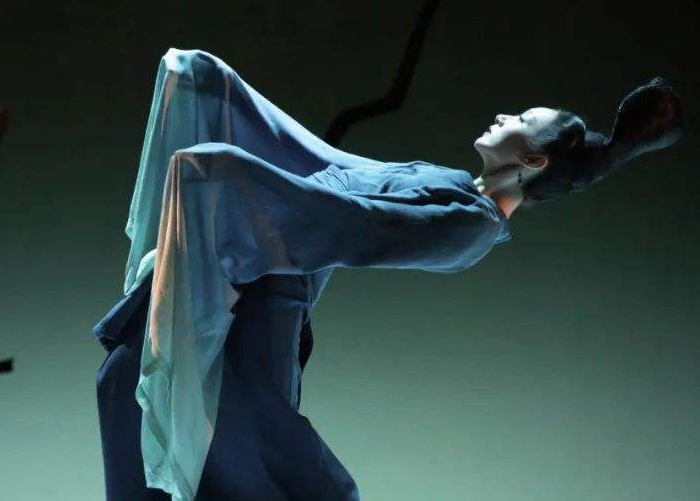 河南90后女生因“青绿腰”火了，一舞出经典，让人过目难忘