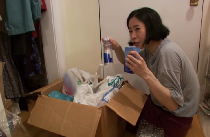 哈佛毕业女白领：20年不买内衣，厕纸晾干重复用，在纽约买套房