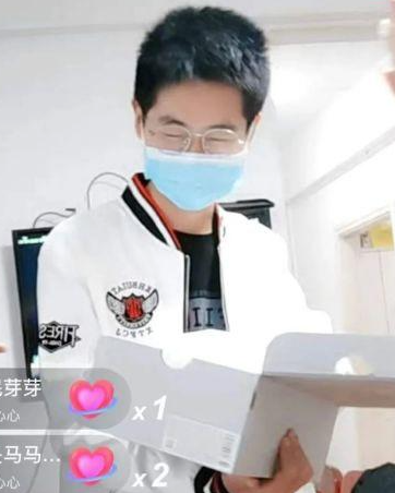 孙海洋一家五口首次团聚，孙卓与姐姐动情相拥，妈妈直播不忘带货