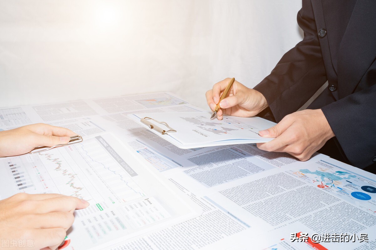 2021年终总结汇报暨新年计划，这套PPT模板简洁实用，可直接套用
