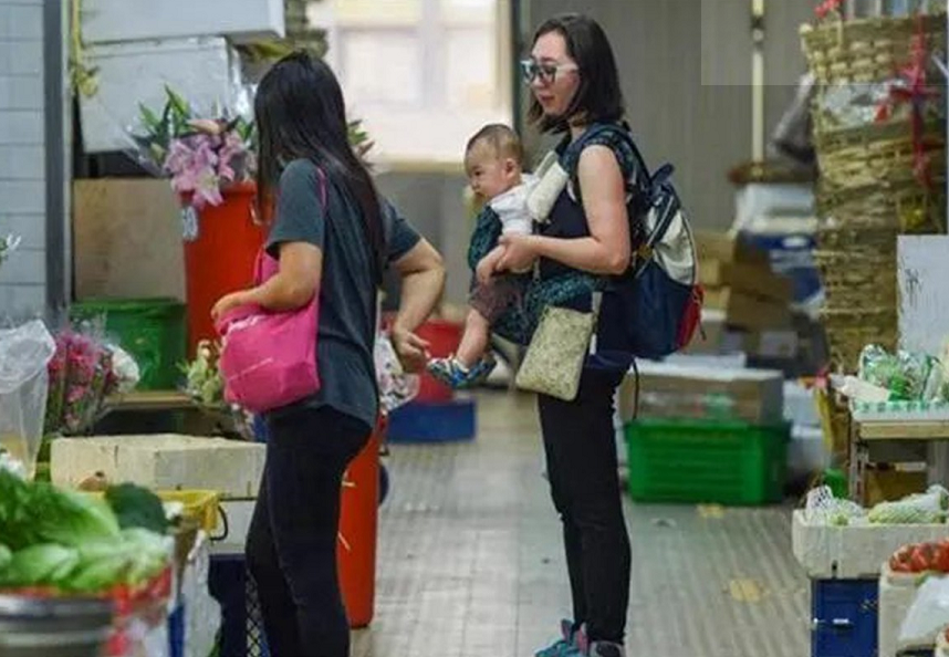 同班同学，一个25岁生娃，一个35岁生娃，10年后完全是两种生活