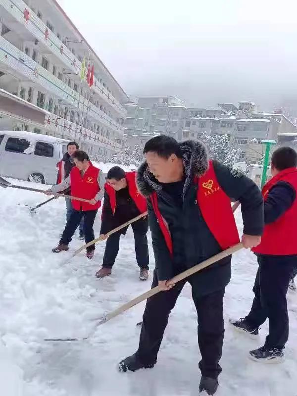 隆回县小沙江镇中心学校开展“铲雪除冰保平安”志愿服务活动