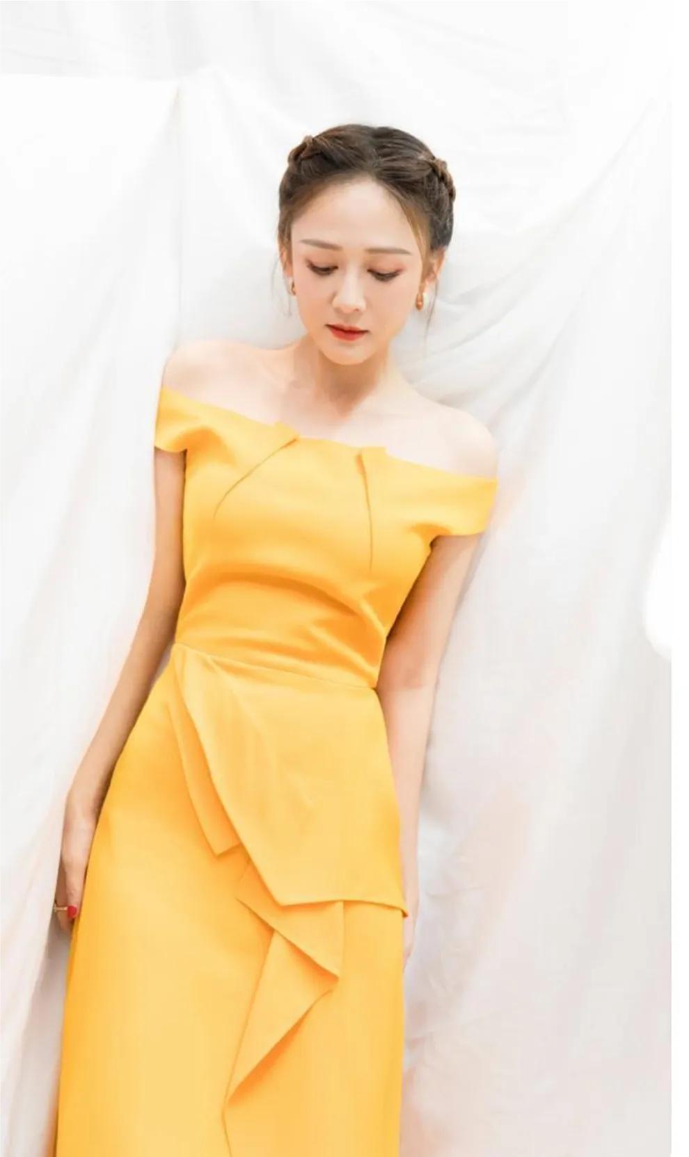 40岁的陈乔恩驾驭起挑人的黄色来毫无压力更显肤白貌美