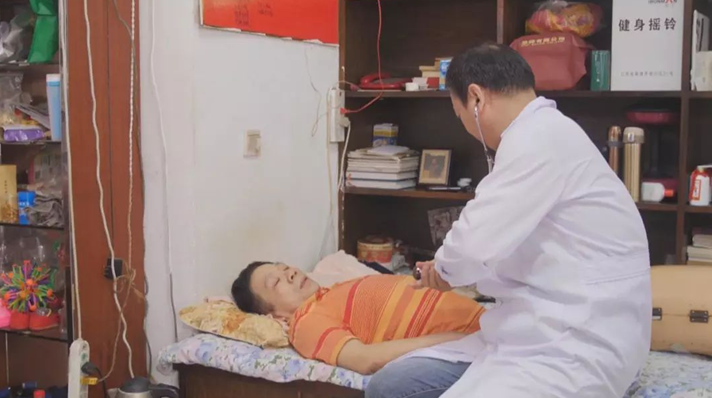 “半截人”彭水林：身体因车祸只剩78厘米，“重生”后回报社会