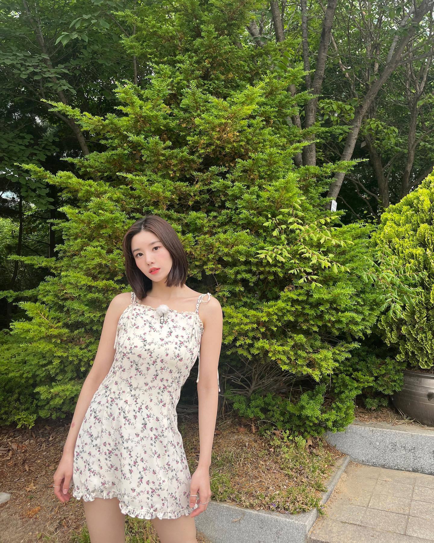 27岁韩国女星，权恩妃晒美照，迷你短裙，秀出性感大长腿