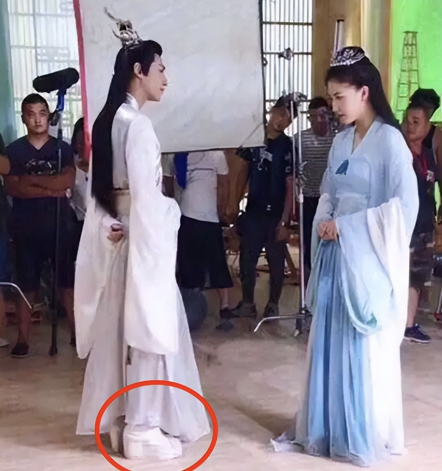 眉毛稀疏、假腹肌、高跟鞋，男星7大作假，男人的虚荣心多可怕