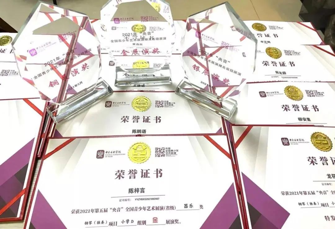 曾往钢琴里倒水的女孩，成了300个孩子的钢琴老师