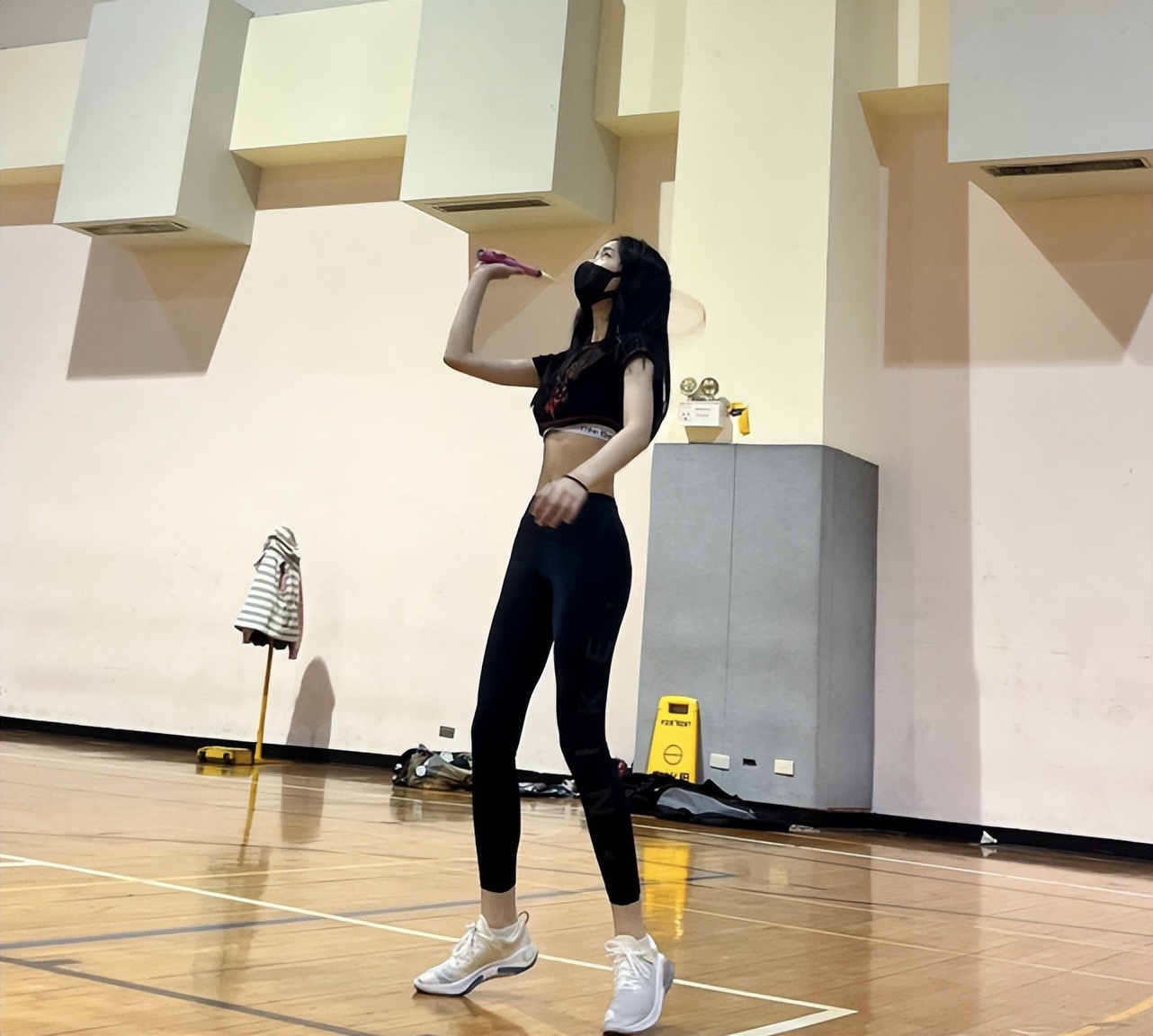 小s二女儿晒自拍，秀直角肩和小蛮腰，14岁Lilly穿扮成熟颜值获赞