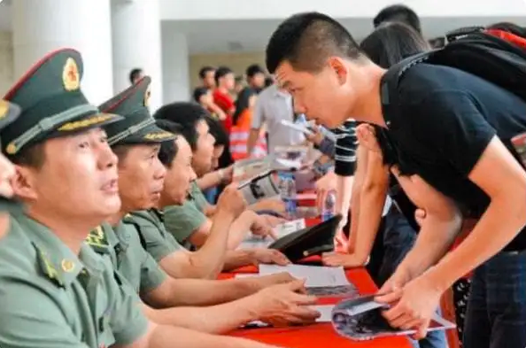 2022大学生入伍政策，5类人失去当兵资格，条件再好也不行