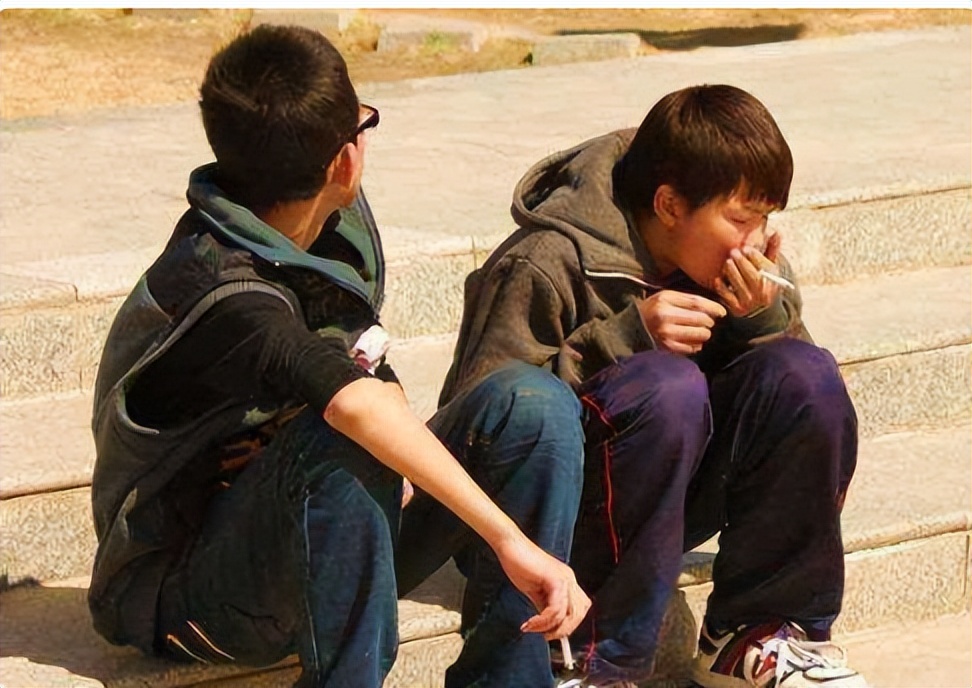 复旦教授“上课吸烟”，学术专业性被网友质疑，但每节课座无虚席