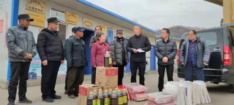 寒冬送暖 温心“企”行 九成宫镇城关村结对帮扶企业走访慰问监测户