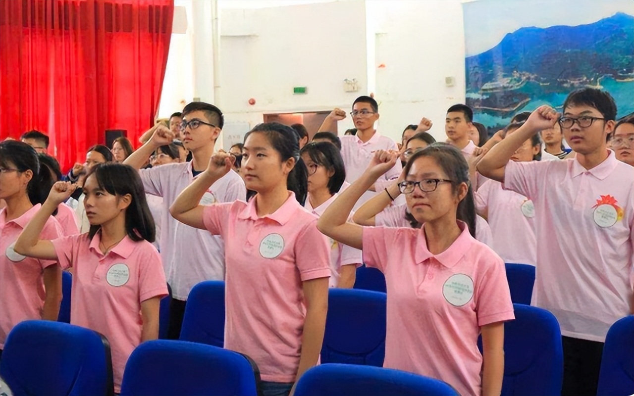 大学生入党谁有“决定权”？并非是辅导员，大四学长告诉你真相