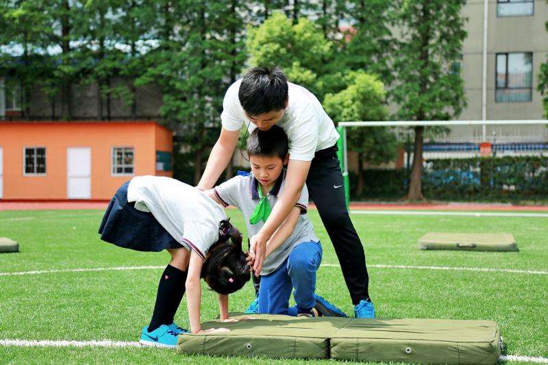 “要是没编制我就辞职了”，老师没课时在操场散步，却被校长制止