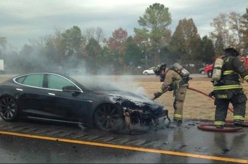 特斯拉Model Y在拆车厂内着火，之前发生过事故