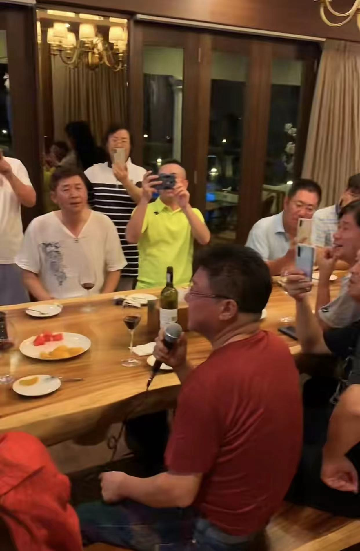 63岁姜育恒豪宅宴客，穿4000多T恤喝得满脸通红，身材发福认不出