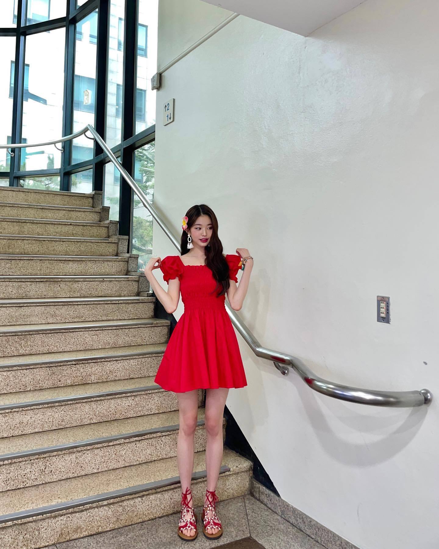 IVE张元英晒红裙美照，秀出173厘米模特般身材，超细的大长腿吸睛