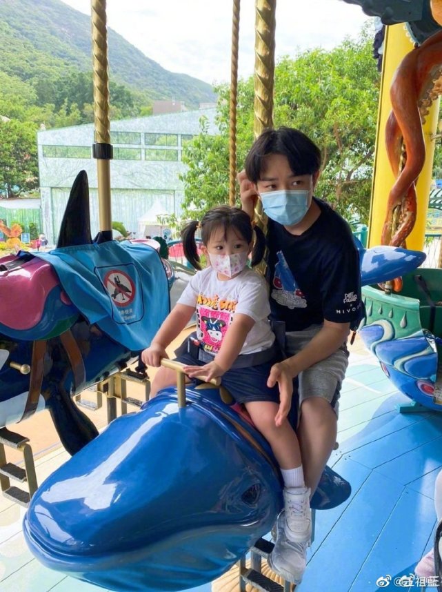 李亚男晒3岁女儿萌照，gabby站圣诞树前嘟嘴卖萌凹造型，好可爱