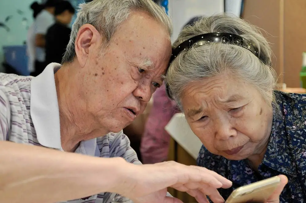 爸妈手机必备的10+个App！剪视频、改文件、学做菜，易上手超实用