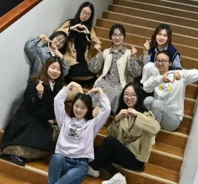 中国地大女神寝室，八位美女全部保研，颜值更是令男生“心动”