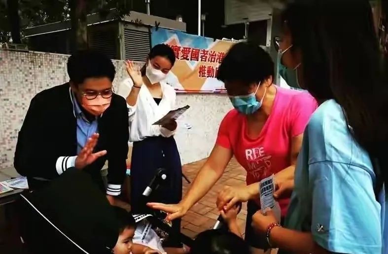 郭晶晶：国民好媳妇，陪霍启刚上街宣传爱国教育，打扮朴素接地气