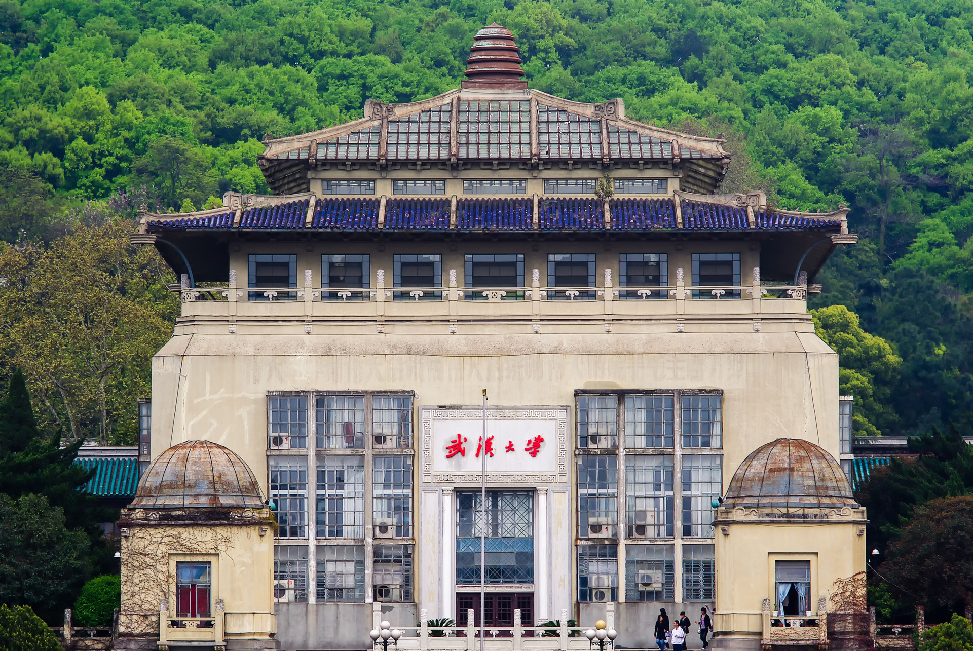 武汉大学新操作：教授职称降下去，中小学老师编制提上来