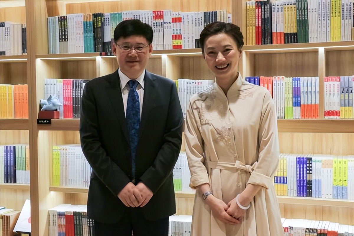 中南大学“最美”女神教师，颜值与才华齐飞，年近五十依旧美丽