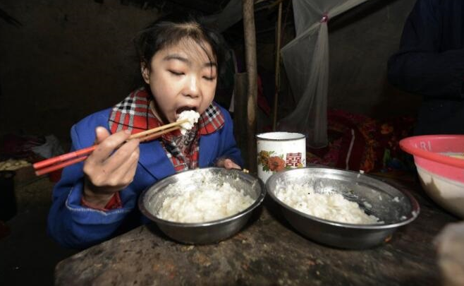 故事:重庆15岁女孩被嘲笑饿死鬼,一天8餐吃10斤大米,医生无法解释