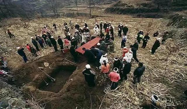 2004年，13岁女孩离奇失踪，被发现时身穿红衣躺在别人的坟墓中