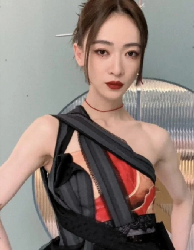 越瘦越丑的10位女星，个个皮松肉垮，脸无二两肉