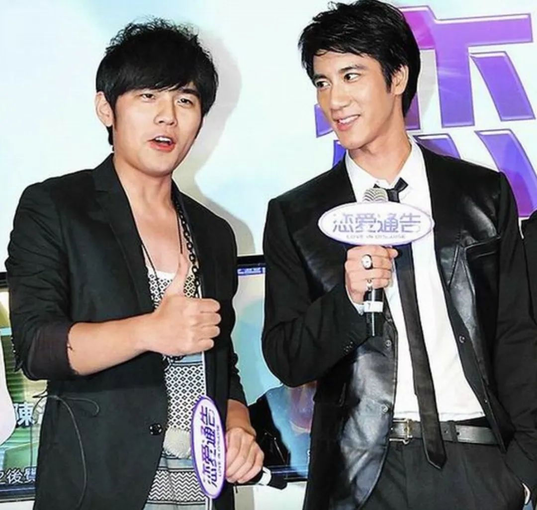 王力宏现身北京机场，心情似乎不受影响，周杰伦连夜取关撇清关系