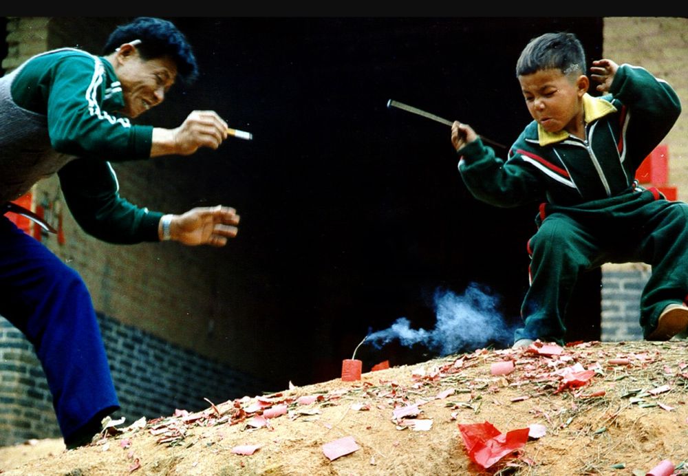 第4个远离人群:主要是孩子自己和别的孩子在烧鞭炮的时候,一定要离得