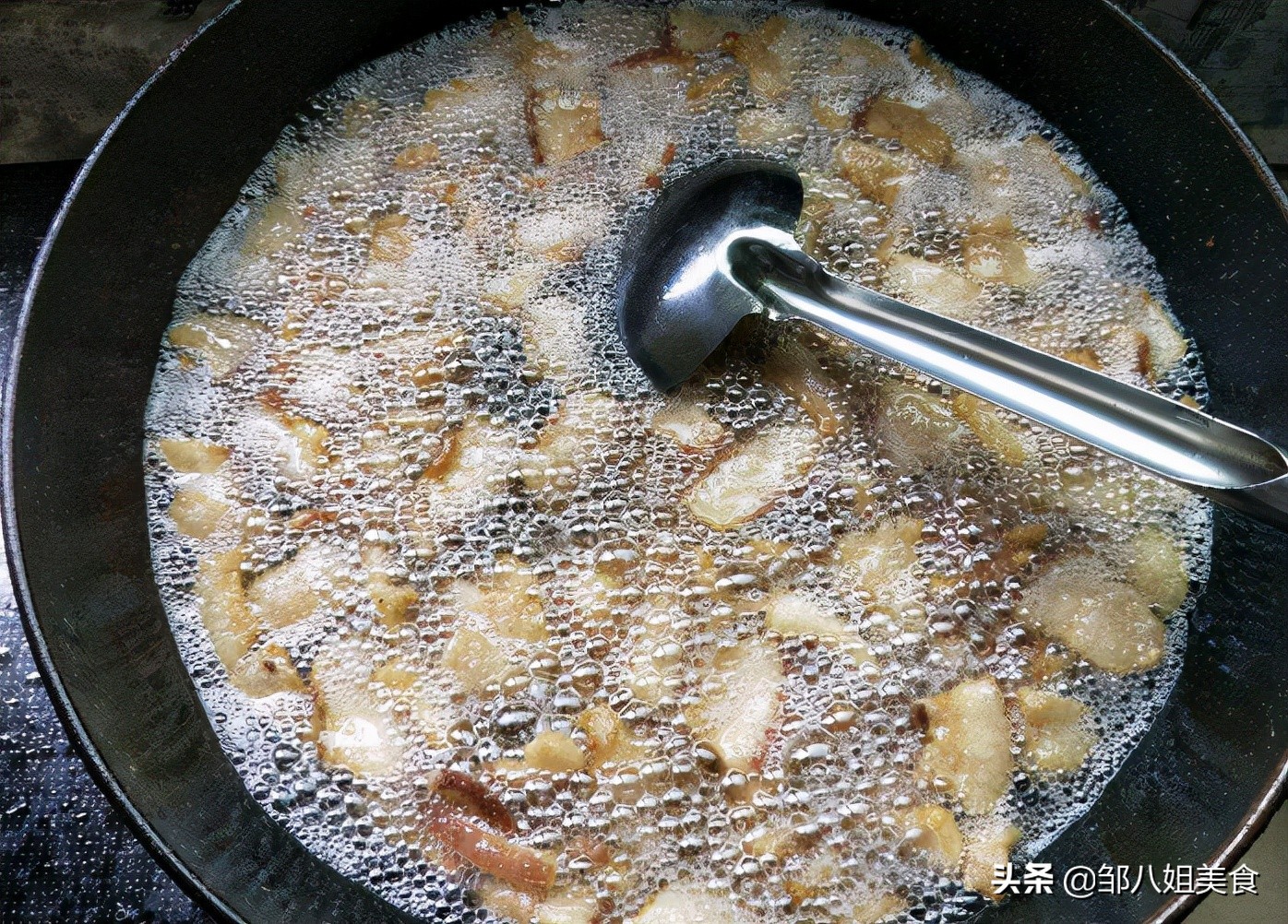 熬猪油不要用油熬，多放三个料，猪油更香浓，用它做啥都好吃