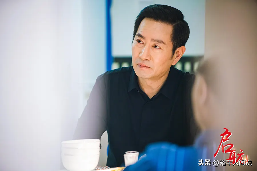 51岁姚刚现身小理发店！满脸堆笑T恤湿透，“赖”着不走蹭空调