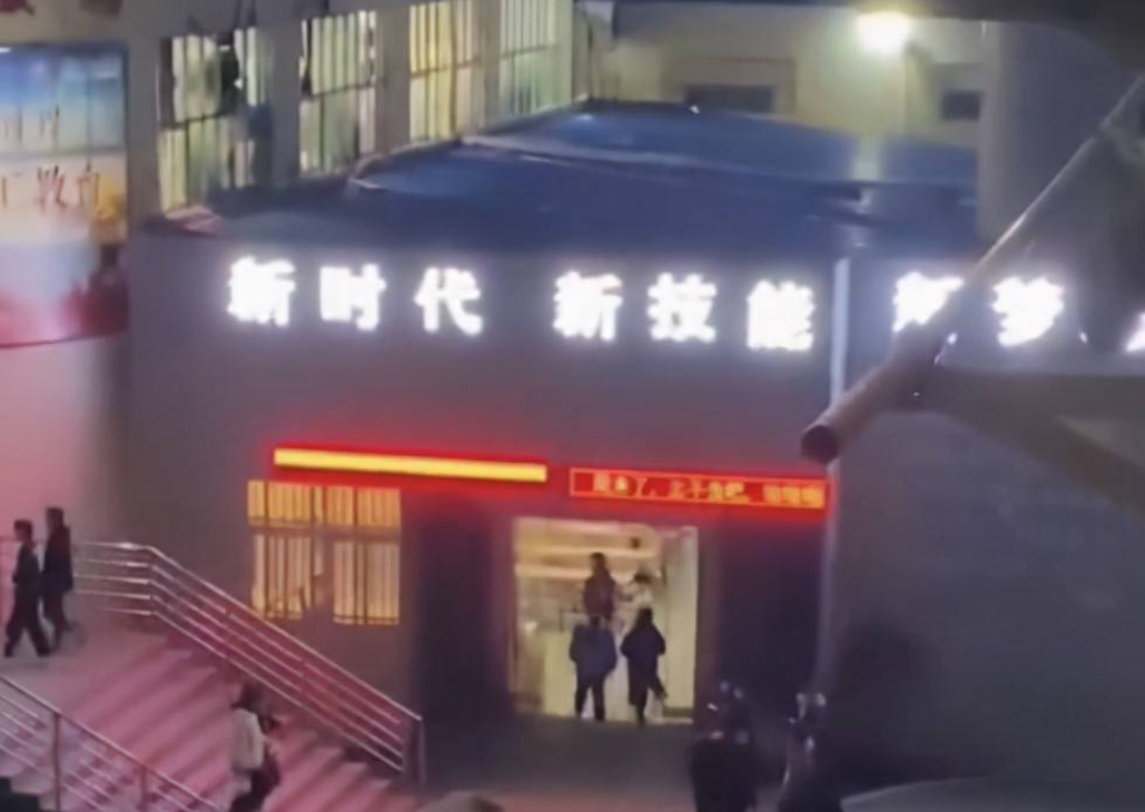 南工大封校，食堂大爷打出“嚣张”标语，学生直言苍天饶过谁