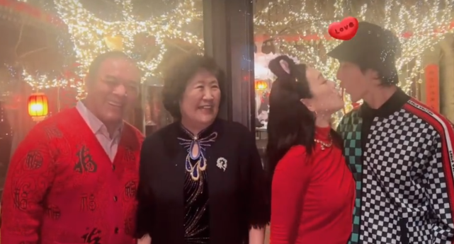 钟丽缇和公婆一起过节，亲戚面前与张伦硕互相投喂亲吻，秀足恩爱