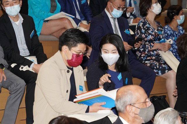 郭晶晶夫妇出席活动互动甜蜜，霍震霆活力满满，阔太甘比贵气十足