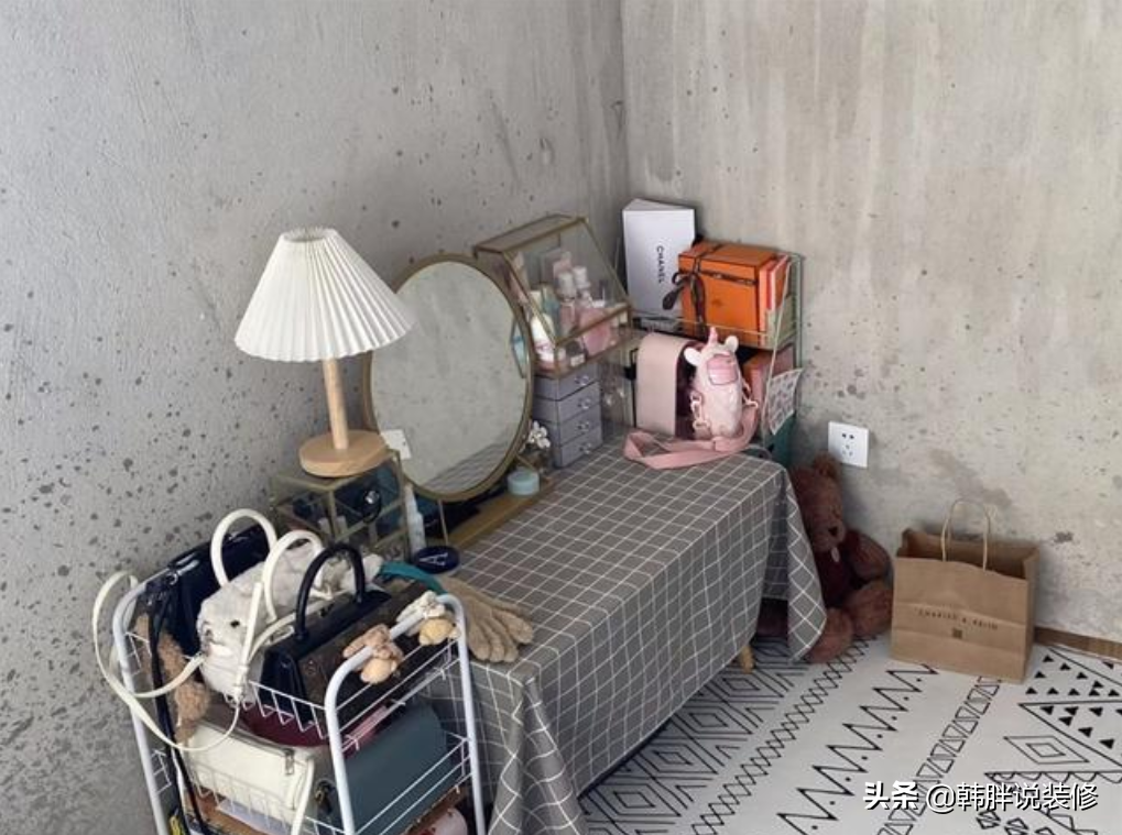 没钱装修，直接住进毛坯房，这对小夫妻的“赤贫风”意外火了