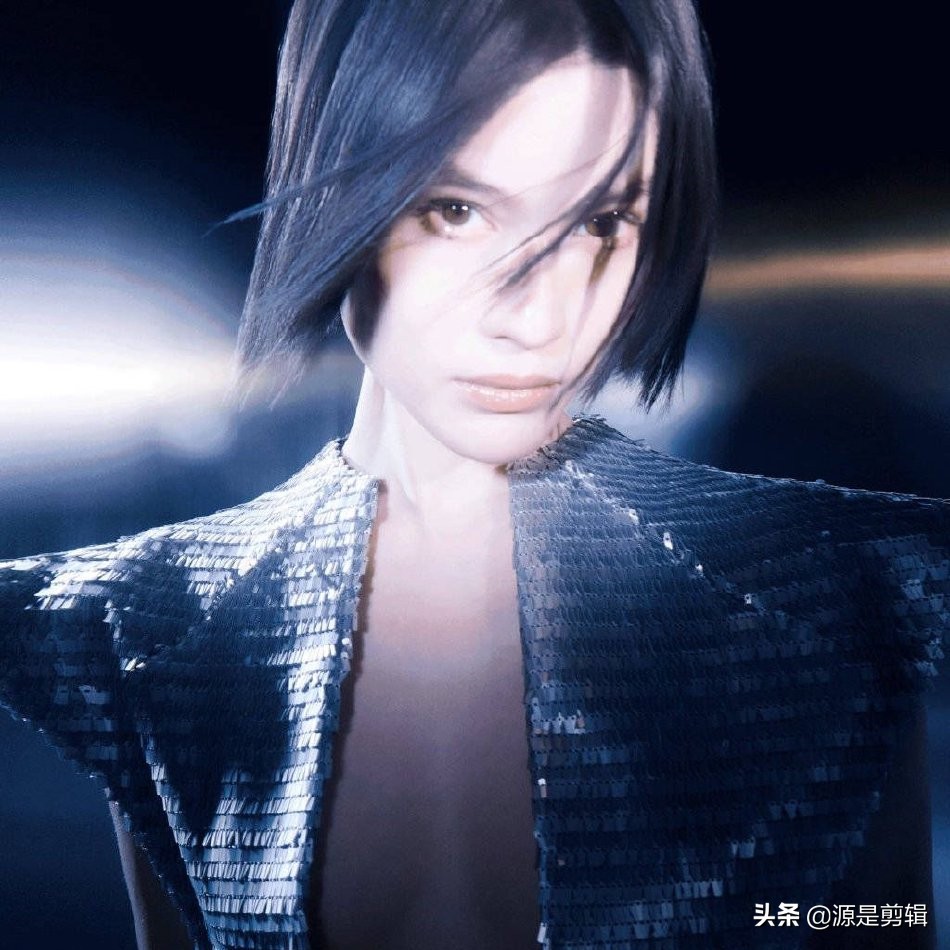何穗元宇宙大片科技感十足 银色亮片服配短发眼神超A