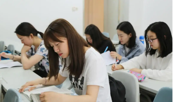 国内大学“校花”排行榜，刘诗诗上榜实至名归，清华校花惹争议