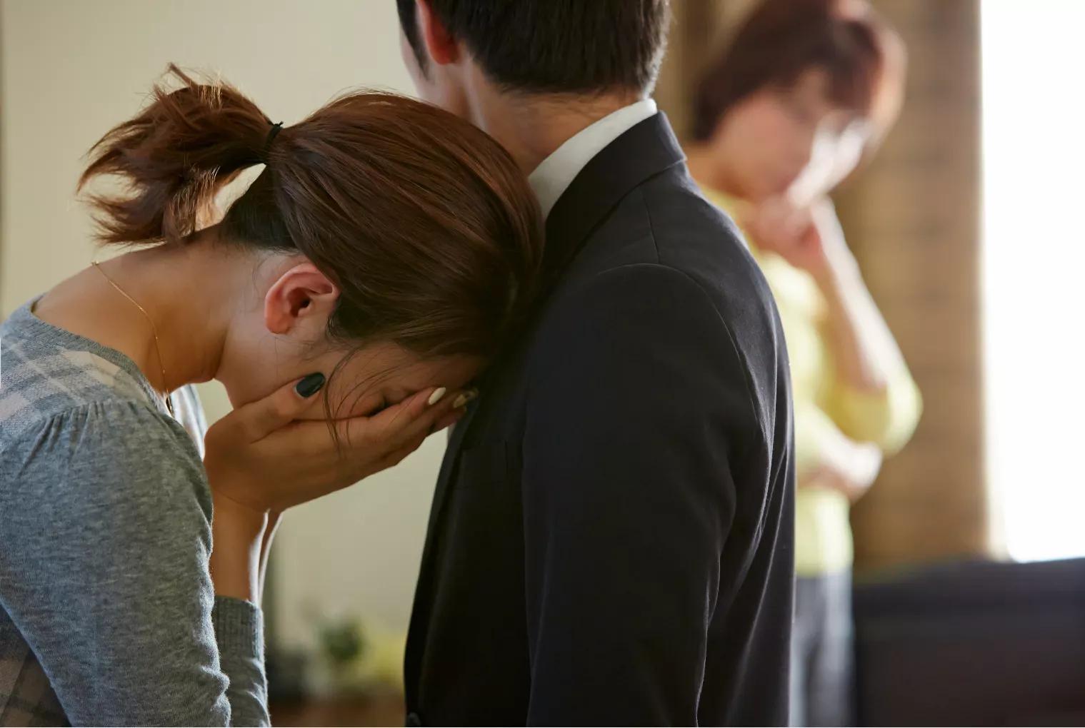 分手再见，心碎成灰，再也拼不回曾经的我们