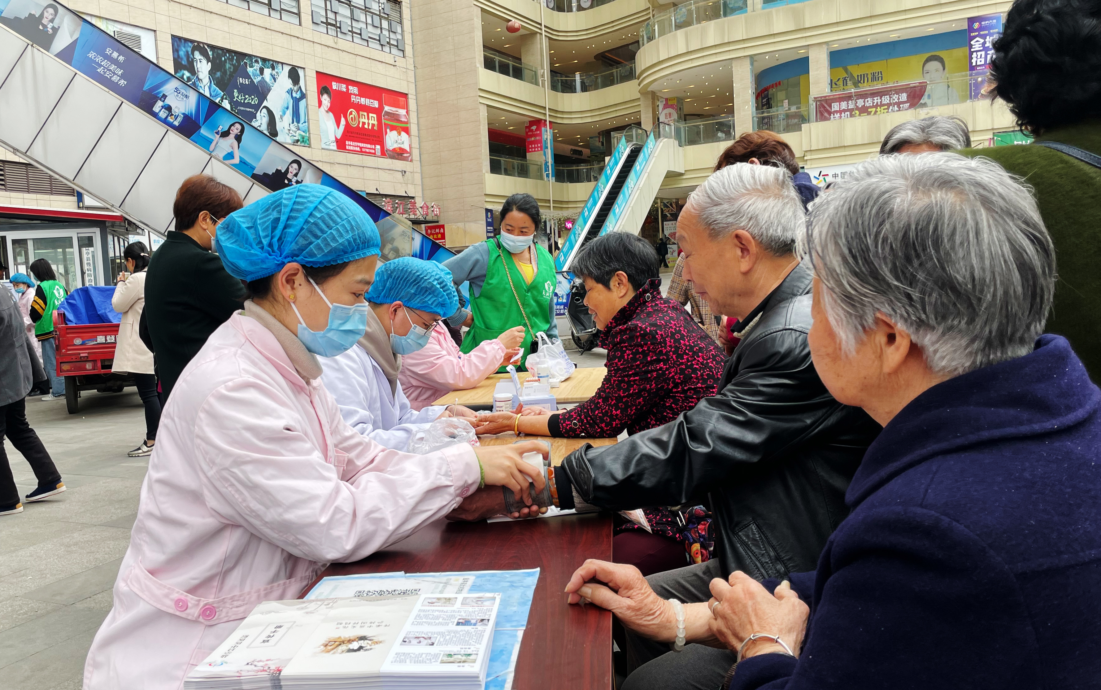 真抓实干 建功一线--盐亭县中医医院医护人员走进社区义诊义治