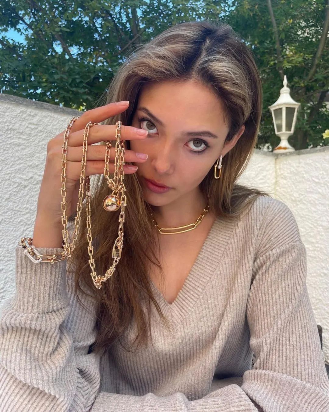 谷爱凌撞脸“港姐”陈凯琳，五官深邃身材高挑，连气质都很相似