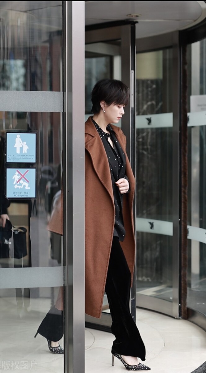 蒋欣霸道女总裁的穿搭风范